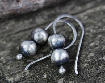 Navajo pearl earrings / sterling silver bead earrings / gift for her / silver dangles / boho earrings / short dangle earrings / jewelry sale