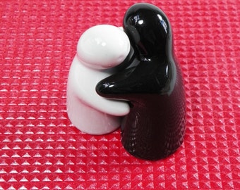 Ceramic salt and pepper vintage "the couple who is enlace" black and white