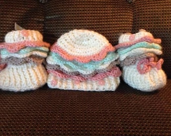Scalloped sweetheart Newborn baby beanie and matching booties