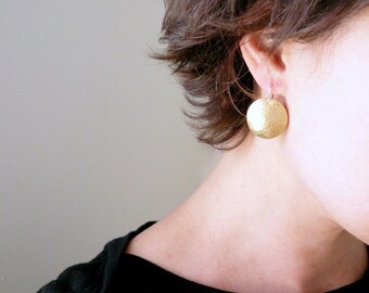 Gold coin earrings Hammered gold earrings Hammered earrings Round gold dangles Brass earrings Hammered disc earrings Sterling ear wire