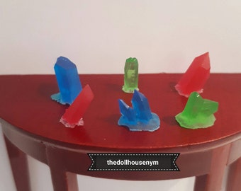 Miniature 1:12, set of 6 magic crystals, perfect for decorating our witch doll houses, magic stores or wizard scenes.