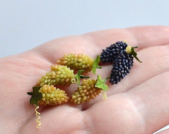 Dollhouse miniature food, realistic food, realistic miniatures, miniature grapes, scale one inch, scale 1:12, miniature food, grapes.