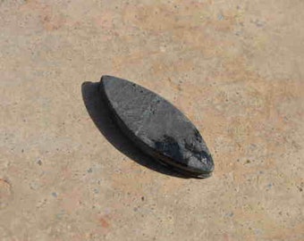 Serpentinite - France - grooved cabochon