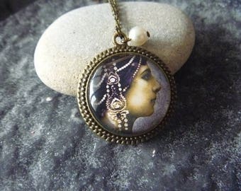 vintage Necklace: Locket woman
