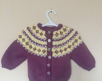 Tricotés à la main VTG Lopi Style jacquard Style Baby Cardigan - Cardigan en tricot main Vintage pour enfant - violet - taille 6 mois