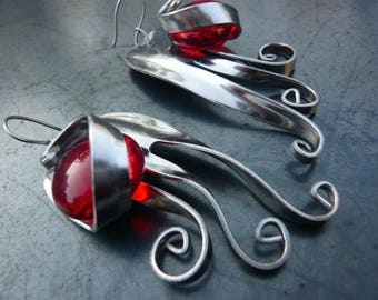 Boucles d'oreilles fourchettes perle rouge Sissi brin d'acier