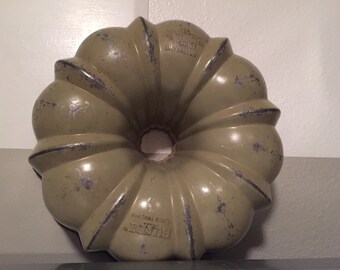 Vintage North Land Heavy Cast (10" ) Fluted Bundt Cake Mold olive Rustic Decor