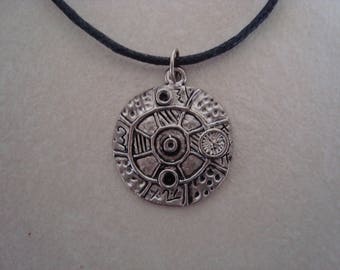 Silver patterned round pendant necklace