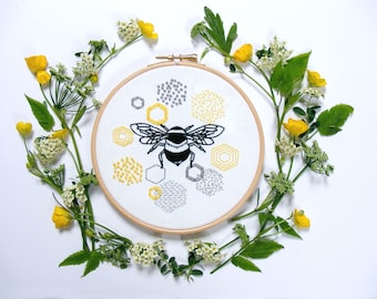 Bee and honeycomb embroidery kit. Modern embroidery. Wall Art. Beginner Kit. Tutorial.Summer sewing project. Needle work kit. Bee Hoop art.