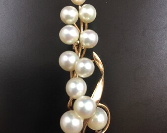 Vintage yellow gold pin brooch with pearls