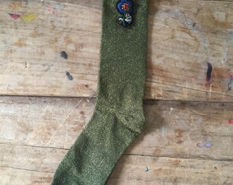 Seoul socks in olive and a flower pin