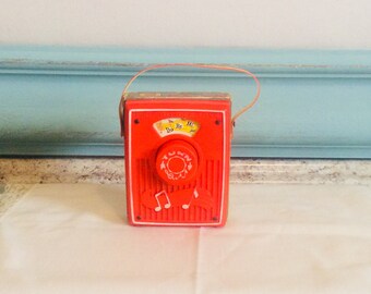 TOY RADIO.Fisher Price red radio plays do re mi