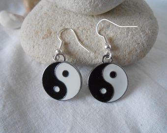 BO 400 - YIN and YANG black and white disc earrings
