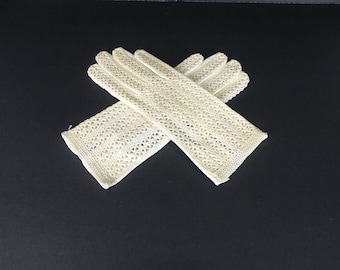 White Leather Gloves - Size 7 / driving gloves vintage womens gloves 60s mod retro gloves crocheted back summer breathable gloves 1960s