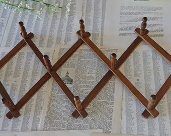 Vintage accordion folding rack Wooden peg rack Folding coat hook 10 peg rack Mid Century Wooden wall hanging Jewelry rack Adjustable rack