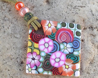 Necklace with flowers: spring square