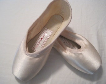 Ballet Pointe Shoe for Crafts and Decoration, New, Size Small SINGLE SHOE