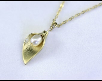 Mother's day gift, Calla lily necklace, gold pearl calla lily necklace, flower necklace, Bridal Jewelry, Mother Necklace