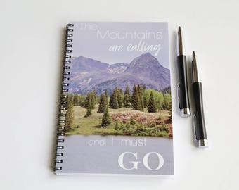 Cahier à spirale, carnet de montagne, randonnée cadeau, John Muir citation, doublé pour ordinateur portable, les montagnes sont appel, randonnée Journal, Journal de l’écriture