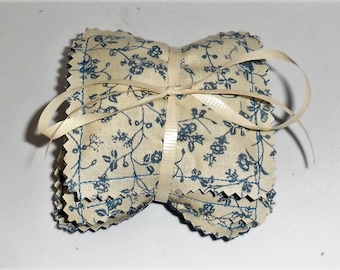 4 LAVENDER BUDS SACHETS/Blue and White Fabric Sachets with French Lavender/Fresh Drawer French Lavender Buds/Lavender Sachets
