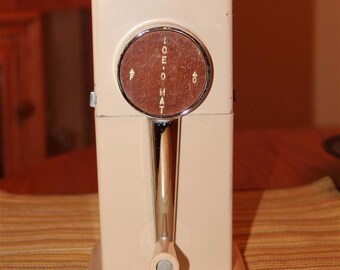 Vintage Retro 1950's Rival White Ice-O-Mat Matic Hand Crank Ice Crusher w/ Mount