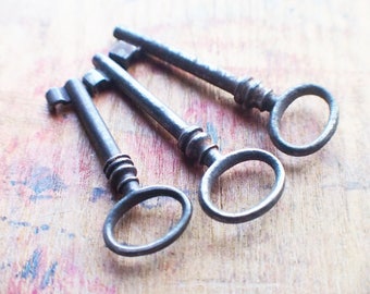 Matching Antique Skeleton Key Trio - Small Oval Top Vintage Keys - Old Key Pendants - Steel Gothic Key Set