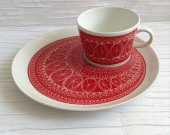 Arabia Finland Cup & Snack Plate set. Kaj Franck. Red Riikinkukko. Raija Uosikkinen. Mid century modern, Danish Modern, Eames. Vtg. 1962.