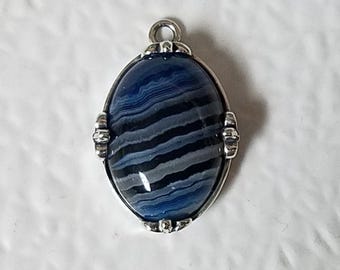 Ladies Pendant with 18 x 13 mm blue and black Banded Agate.
