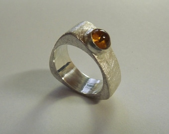 Dreieckigrunder Ring with Amber