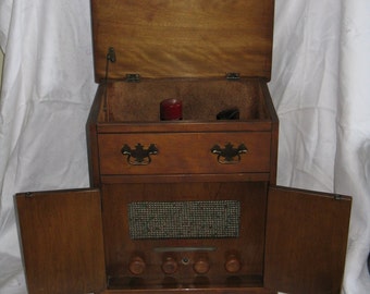 Sale Price! Vintage 1950's table top 45 RCA Victor record player combination New Home The Concord tube radio cabinet