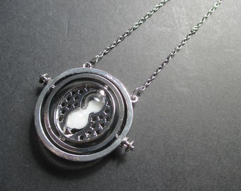 Sand timer spinning necklace in silver colour, inspired by Harry Potter, on a silver coloured chain