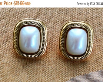 On sale Classic Vintage Faux Pearl, Gold tone Pierced Earrings, "Richelieu" (AK4)