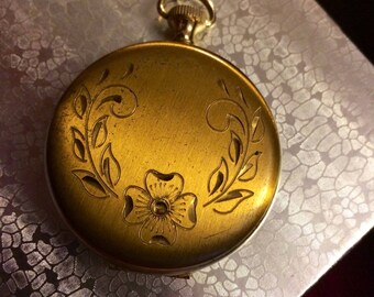 Vintage Etched Design Compact Locket Pendant