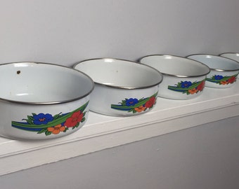 5 Vintage Floral White Kitchen Enamel / Metal Nesting Bowls with 3 Lids