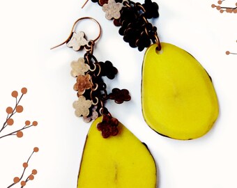 Tagua Slice Earrings & Copper Flowers / Platano Yellow