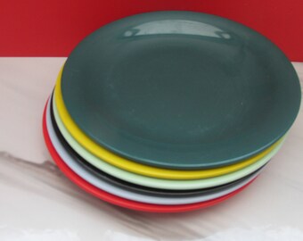 Set of Six Vintage Colourful Melaware Melamine Plastic Picnic Plates