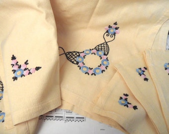 Embroidered yellow tablecloth & napkins / vintage card table set / bridge
