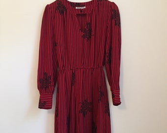 70s Vintage Dress 1970s Dress Small XS, S Size 6, 8, 10 Keyhole Winter Dress Retro Pattern Red Dress