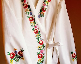 Vintage Hungarian Blouse Floral handembroidered, Peasant blouse, Kalocsa floral peasant blouse, embroidered blouse, Hungarian embroidery