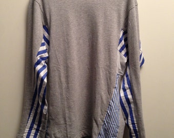 Maglia in 100% cotone di Comme Des Garcons Taglia M, grigia con inserti di cotone bianco e tela da camicia a righe bianche e blu di due tipi