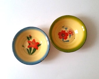 Vintage farmhouse enamelware bowl 'flowers'