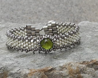 Free Form Peyote Stitch Beaded Bracelet - Bead Weaving - Peridot Cabochon - Silver Galvanized BOHO