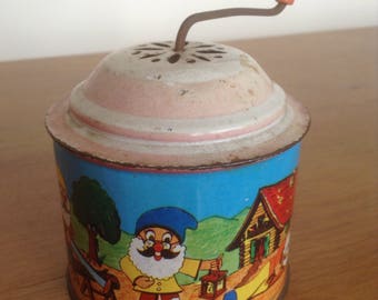 Vntage wind up music tin.