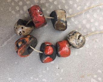 set of 7 beads in raku ceramic beige and rocuges