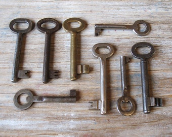 vintage skeleton keys - 8 genuine vintage iron and brass keys - wall decor, skeleton keys (S-16c)