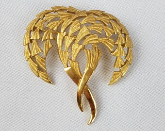 Vintage Trifari gold tone brooch pin jewelry