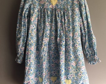 Vintage floral dress with Peter Pan collar and empire waist, size 4 to 6