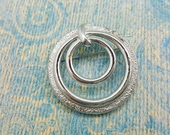 Sarah Coventry Circlet Brooch 1973 Silver tone mint condition Art Deco