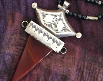 Tuareg Tanfouk or Telhakimt Necklace with Agath & Onyx Beads Necklace