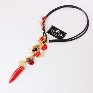 Leather Necklace. Natural stones. Corbatin necklace. Necklace with coral and mother-of-pearl stones. Leather necklace. Boho Chic.